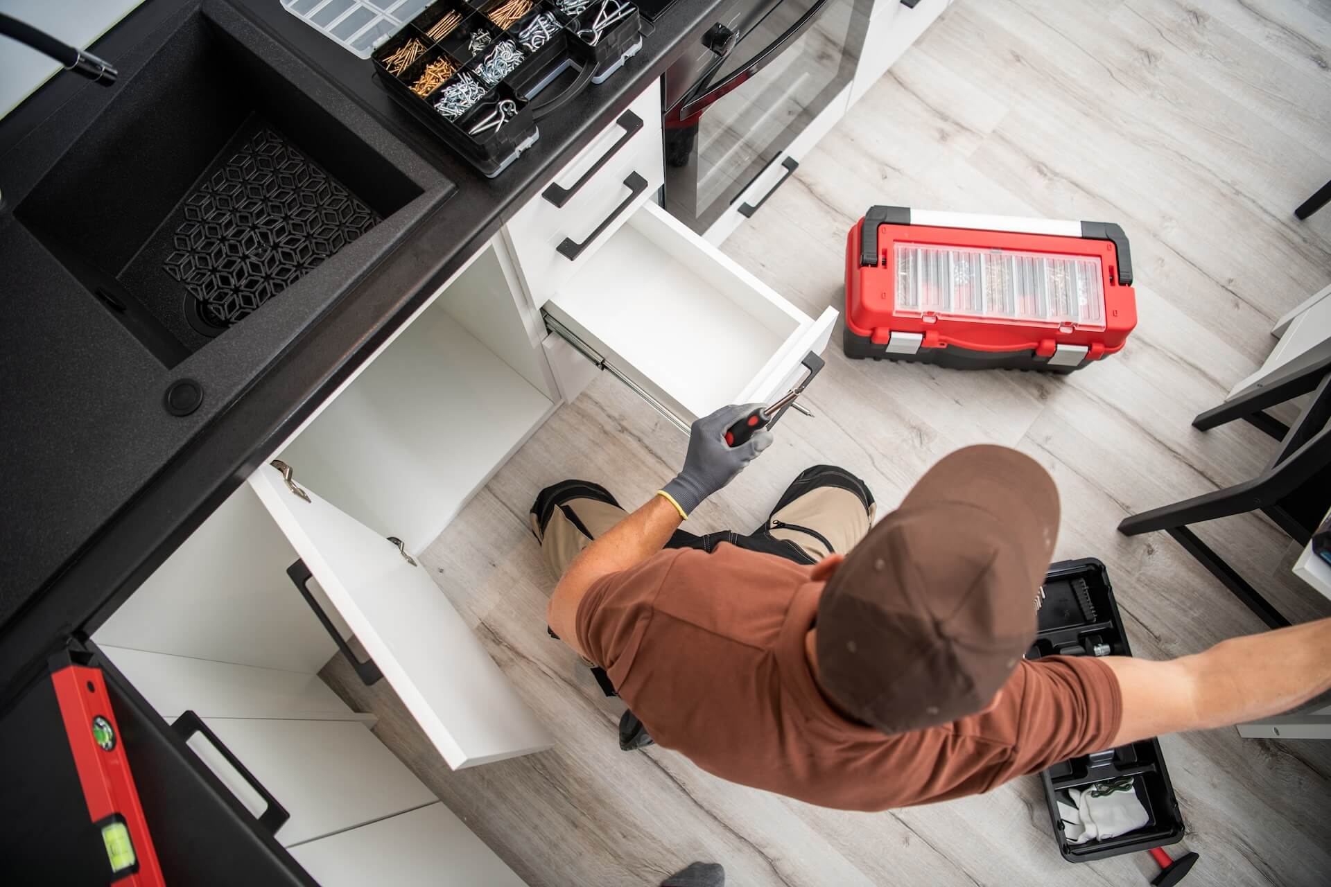 Små lådor installeras bredvid vasken i köksrenovering Uddevalla